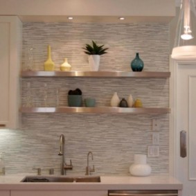 Ανοίξτε τα ράφια πάνω από τον νεροχύτη της κουζίνας