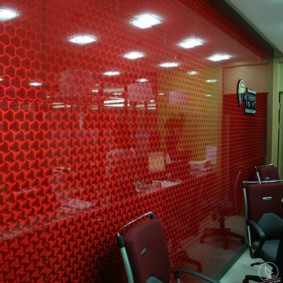 Κόκκινο τοίχο με γυαλιστερή επιφάνεια