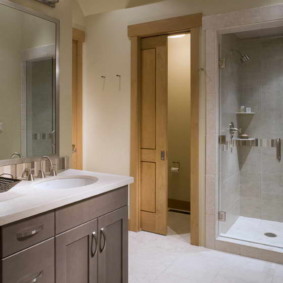 Piso de baño de cerámica hecho de baldosas claras