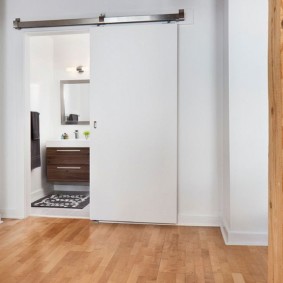 Minimalista puerta corredera interior