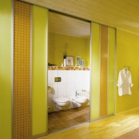 Puertas correderas deslizantes en un marco de metal