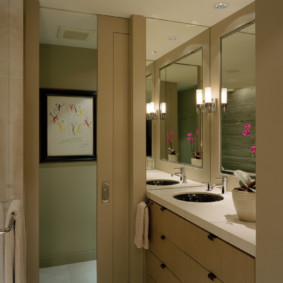 Espejo grande sobre el lavabo en el baño.