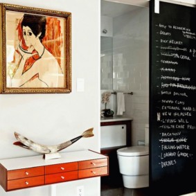 Pintura en la pared del baño