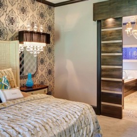 Dormitorio contemporáneo con puertas correderas.