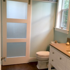 Puerta corredera en el baño de una casa privada.