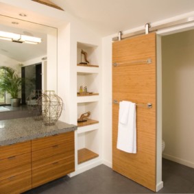 Nicho con estantes en el baño