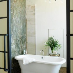 Flores frescas en una mesa en el baño.