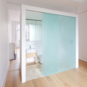 Puertas de cristal en el baño combinado.