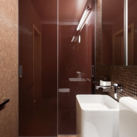 Puertas de plástico en un baño pequeño.