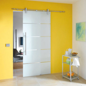 Puerta blanca en una pared amarilla