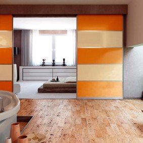 Rayas anaranjadas en puertas correderas.