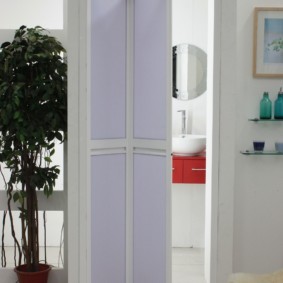 Doble puerta de acordeón en una abertura estrecha