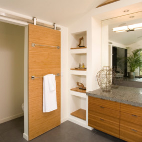 Toallero en la hoja de la puerta