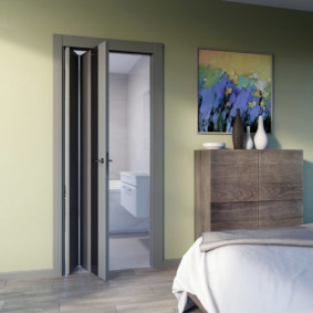 Jarrones decorativos en la cómoda en el dormitorio