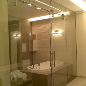 Tabique de vidrio en el baño.