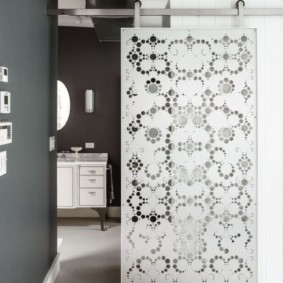 Arenado en una puerta de vidrio