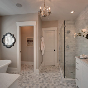 Rèm nhựa trên cửa sổ trong phòng tắm