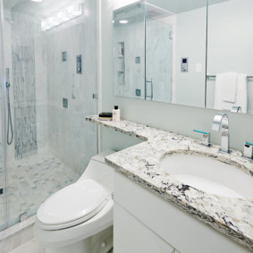 Bồn rửa hình bầu dục trong mặt bàn đá