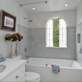 Cửa sổ vòm trong phòng tắm của một ngôi nhà riêng