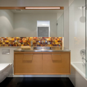 Gương rộng trên tường trong phòng tắm của một ngôi nhà nông thôn