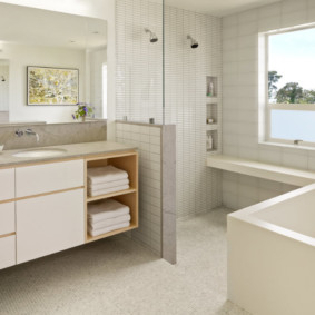 Hoa tươi trong nội thất phòng tắm