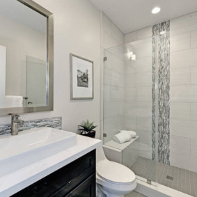 Nhà vệ sinh trắng gần vòi hoa sen