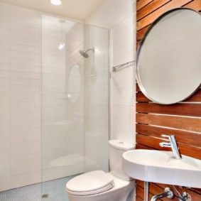 Gương tròn trên tấm gỗ