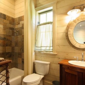 Rèm ngắn trên cửa sổ trong phòng tắm kết hợp