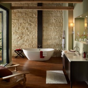 Phòng tắm rộng rãi trong một ngôi nhà riêng