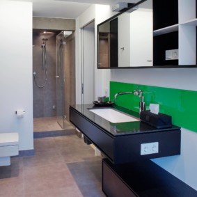 Tạp dề acrylic trên chậu rửa trong phòng tắm