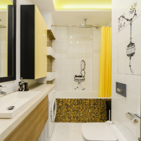 Rèm màu vàng trong phòng tắm sáng