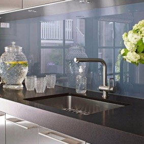 Glossy surface of the kitchen apron