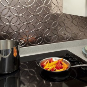 Frying pan with handle on induction cooker