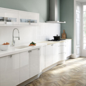 Parquet floor in the kitchen with a door to the garden
