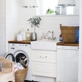 Laundry basket in front of the washing machine hatch