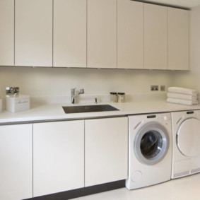 Linear headset in white