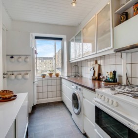 Narrow kitchen with door to the balcony