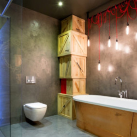 Tiroirs en bois à l'intérieur de la salle de bain