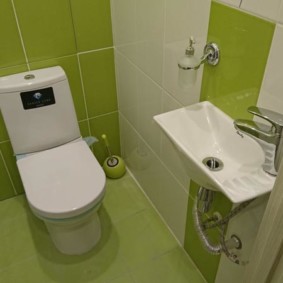 Tuiles de chaux dans une petite toilette