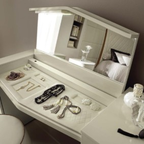 Coiffeuse avec espace de rangement pour bijoux