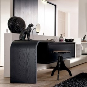 Chaise noire avec mécanisme à vis