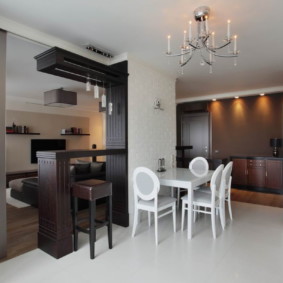 เคาน์เตอร์บาร์ไม้สีเข้มในห้องครัวที่มีชีวิตสดใส