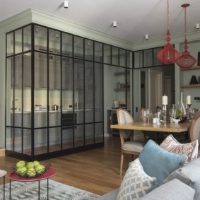 ฉากกั้นแก้วบนโครงเหล็ก