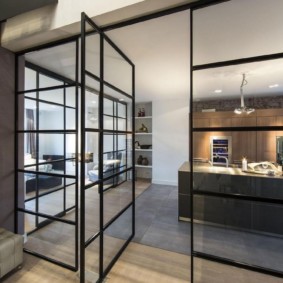 บานกระจกสวิง