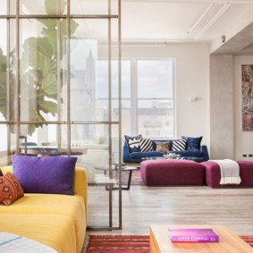 หมอนหลายสีบนโซฟาในห้องนั่งเล่น