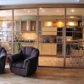 เก้าอี้หุ้มผ้าที่สะดวกสบาย