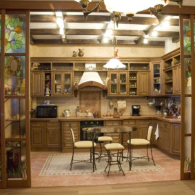 ฉากกั้นห้องทำด้วยไม้บานเลื่อนพร้อมกระจกสี