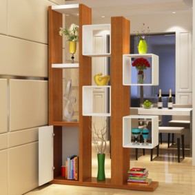 ชั้นวางของพร้อมการตกแต่งในห้องครัว - ห้องนั่งเล่น