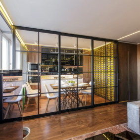 ฉากกั้นแก้วโปร่งใสบนโครงเหล็ก