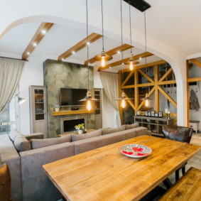 โค้งระหว่างห้องครัวและห้องนั่งเล่นในบ้านส่วนตัว